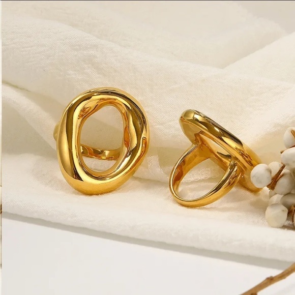 Stainless Steel Hollow Out Gold Ring - Picture 11 of 12